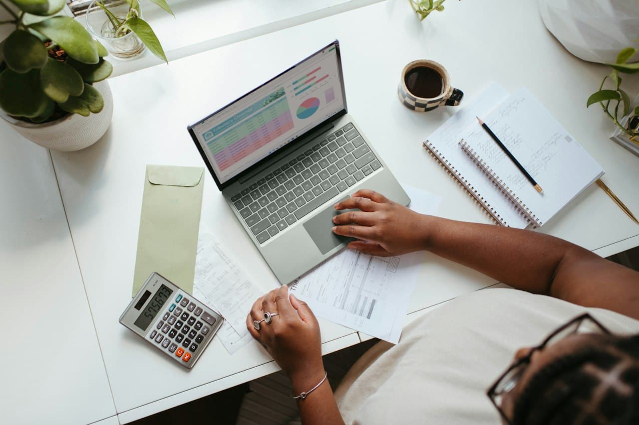 Como organizar o salário no início do mês: o método 50-30-20 adaptado à realidade brasileira